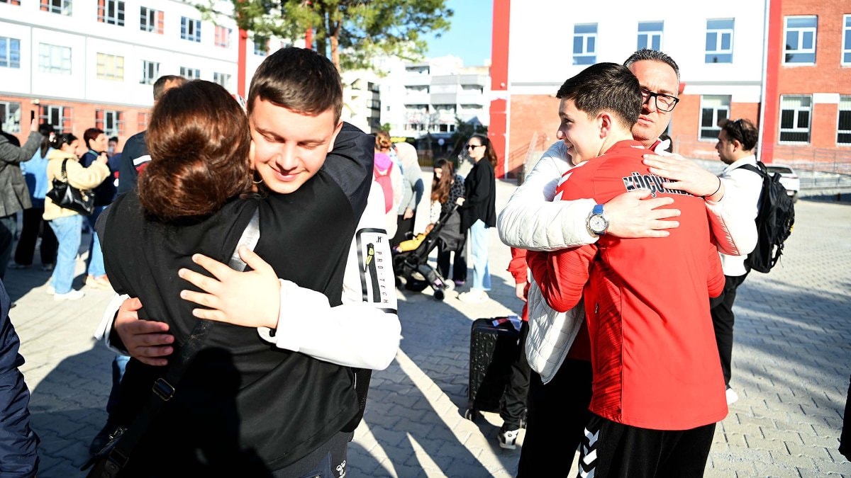 Katar’da mahsur kalan Türk sporcular yurda döndü