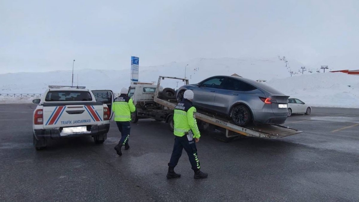 Kayseri’de kayak merkezinin otoparkında aracı ile drift atan sürücüye ceza kesildi