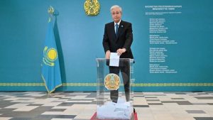 Kazakistan sandık başında anayasayı değiştirdi