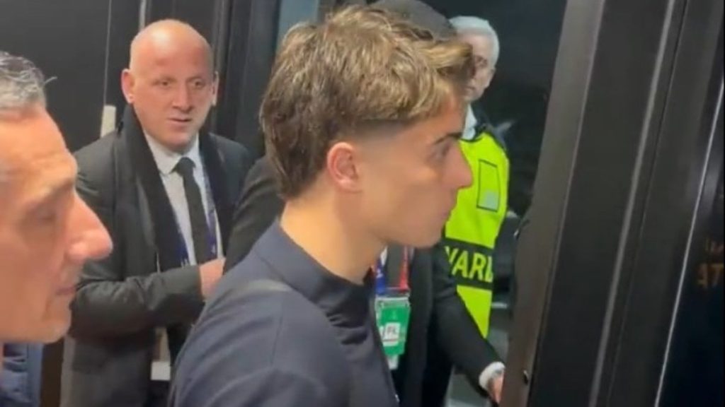 Kenan Yıldız’ın telefon duvar kağıdı gündem oldu