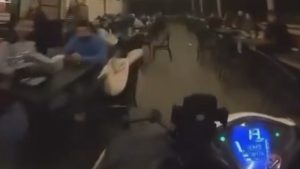 Kocaeli’de kafede motosikletiyle müşterilerin arasında dolaşan sürücüye para cezası