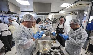 Konak’ın temiz kalpli şeflerinden down sendromuna ‘tatlı’ farkındalık