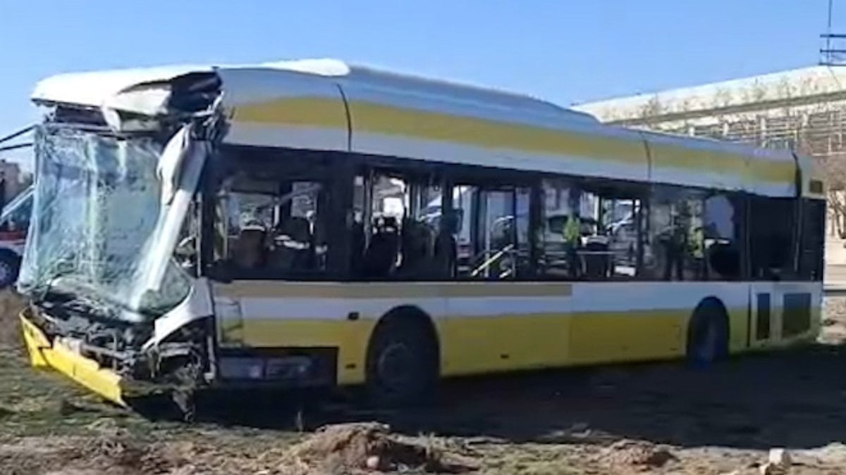 Konya’da belediye otobüsü ile öğrenci servisi çarpıştı: 17 yaralı