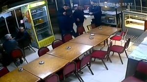 Kütahya’da çay evinde dehşet: Bıçaklı saldırı kamerada