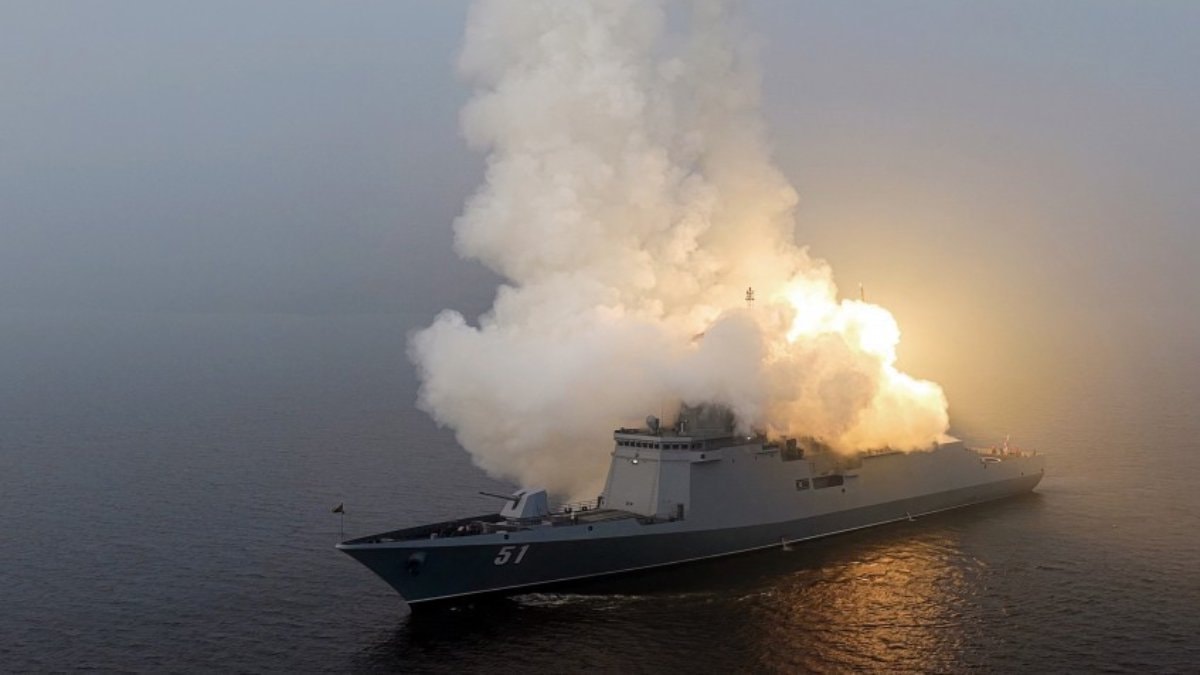 Kuzey Kore, dev savaş gemisinden stratejik füze denemesi gerçekleştirdi