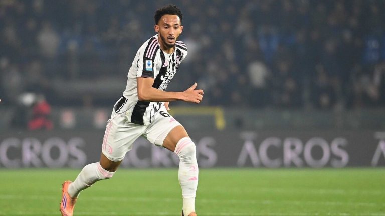 Lloyd Kelly, ırkçılığa maruz kaldı