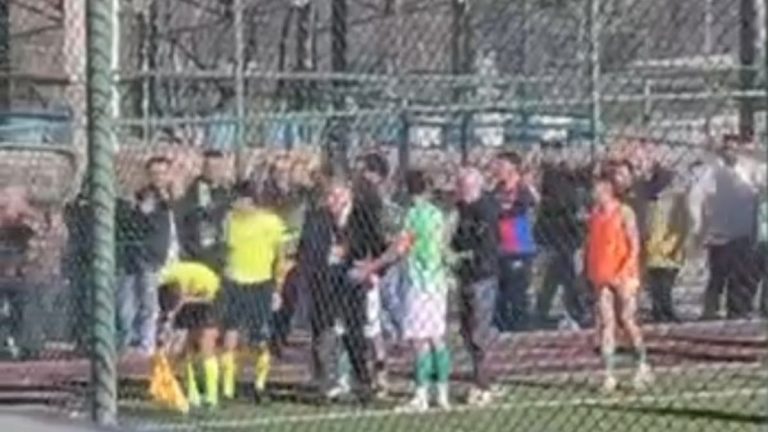 Malatya’da tribünden hakeme scooter atıldı