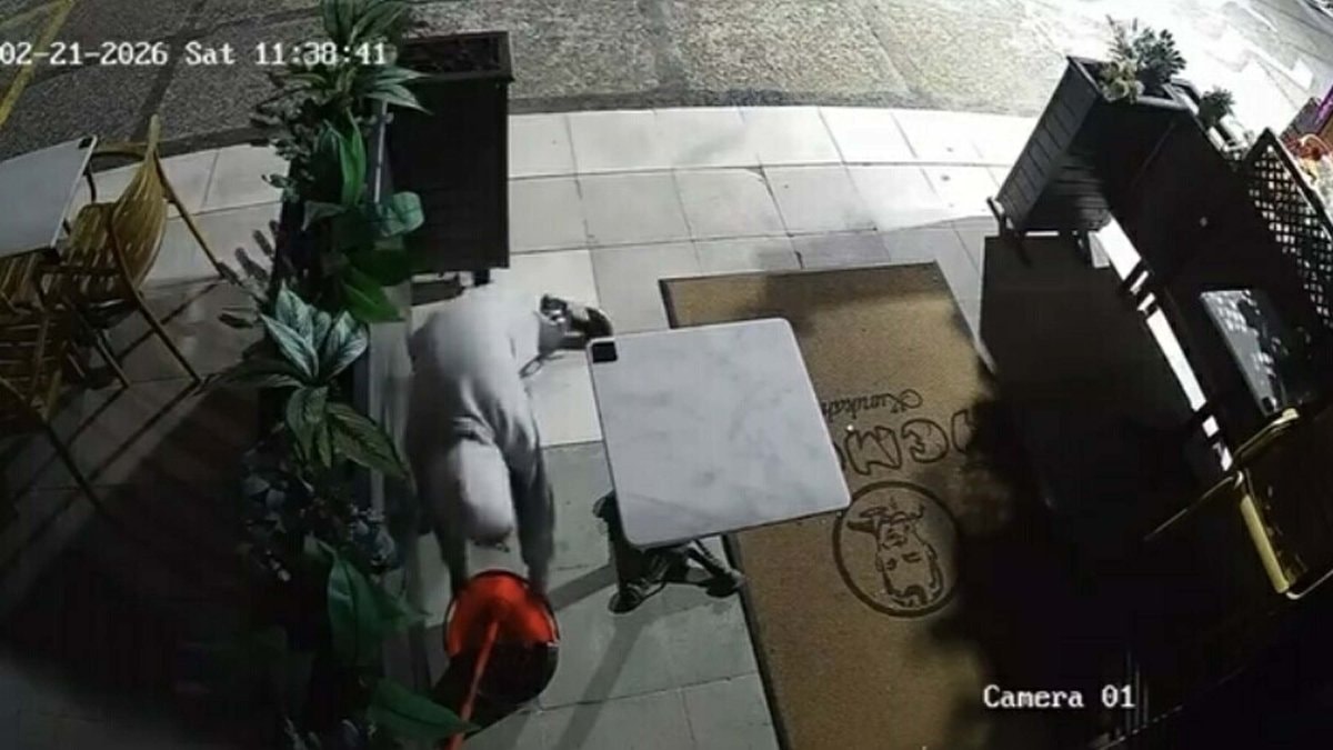 Manisa’da bir kadının 10 yaşındaki çocuğa hırsızlık yaptırdığı anlar kameraya yansıdı