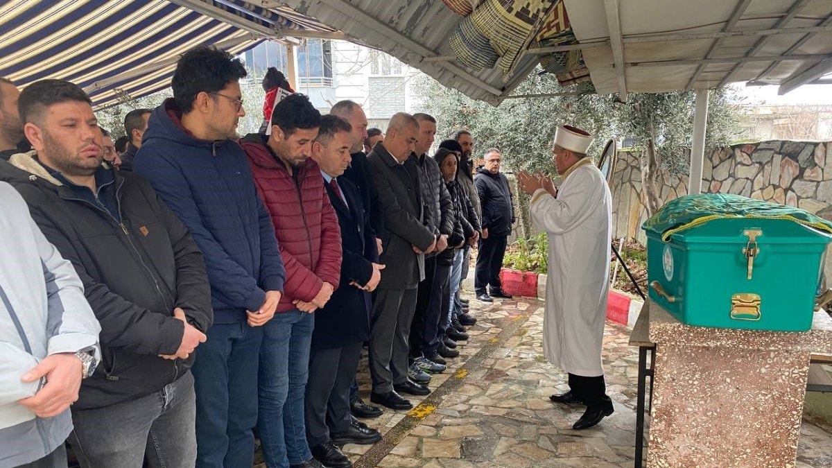 Manisa’da halı saha maçı sırasında can veren adam son yolculuğuna uğurlandı