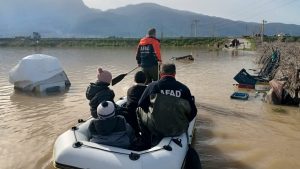 Manisa’da su baskını nedeniyle mahsur kalan 4’ü çocuk 5 kişi kurtarıldı