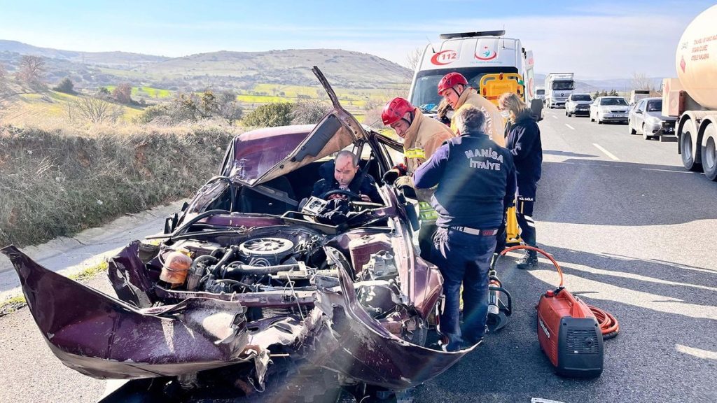 Manisa’da tıra çarpan araç 150 metre sürüklendi: Şoför yaralı kurtuldu