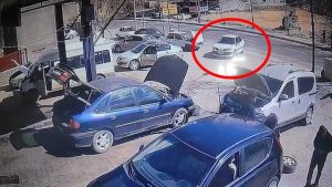 Mardin’de el freni çekilmeyen otomobil kaldırıma çıktı