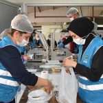 Menemen Belediyesi Aşevi’nden her gün 10 bin kişiye yemek