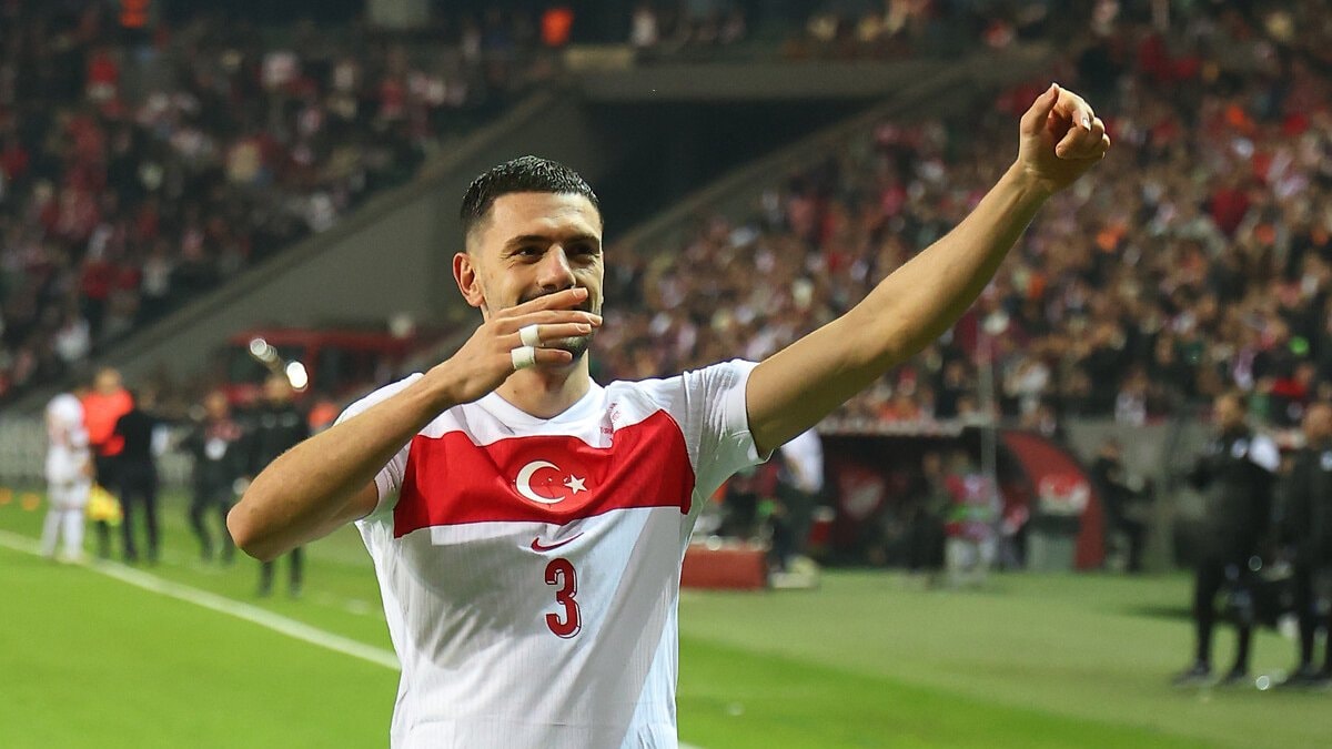 Merih Demiral’dan ilkokul öğretmenine jest