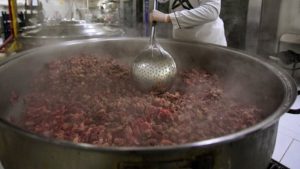 Mersin’de belediye aşevinde dağıtılan kavurmadan çip ve at eti çıktı