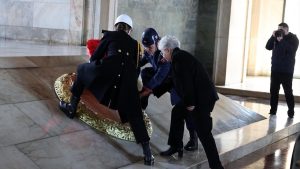 Milli Savunma Bakanı Yaşar Güler’in eşi Demet Güler’den Anıtkabir ziyareti