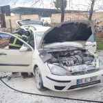 Muğla’da park halindeki otomobil alev aldı