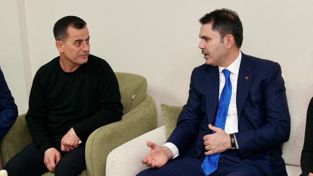 Murat Kurum, Gaziantep’te depremzede ailenin evine konuk oldu