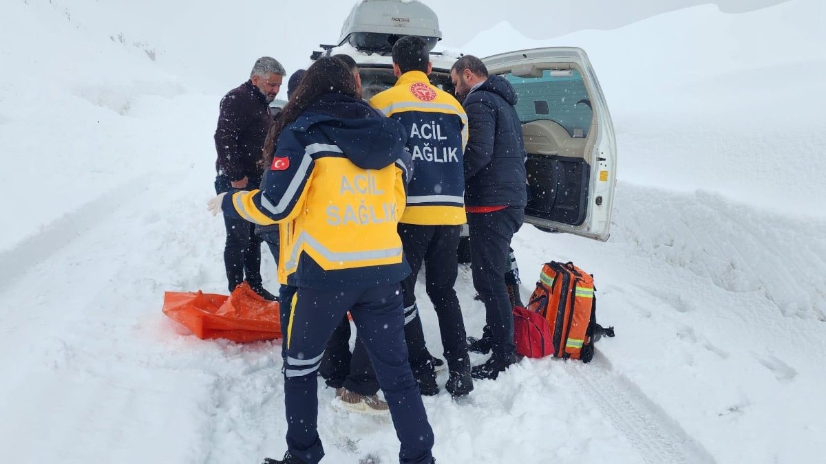Muş’ta yolu kapanan köylerdeki hasta için ekipler seferber oldu