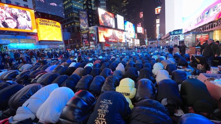 New York’da Ramazan çoşkusu: Binlerce Müslüman iftar için Times Meydanı’nda buluştu