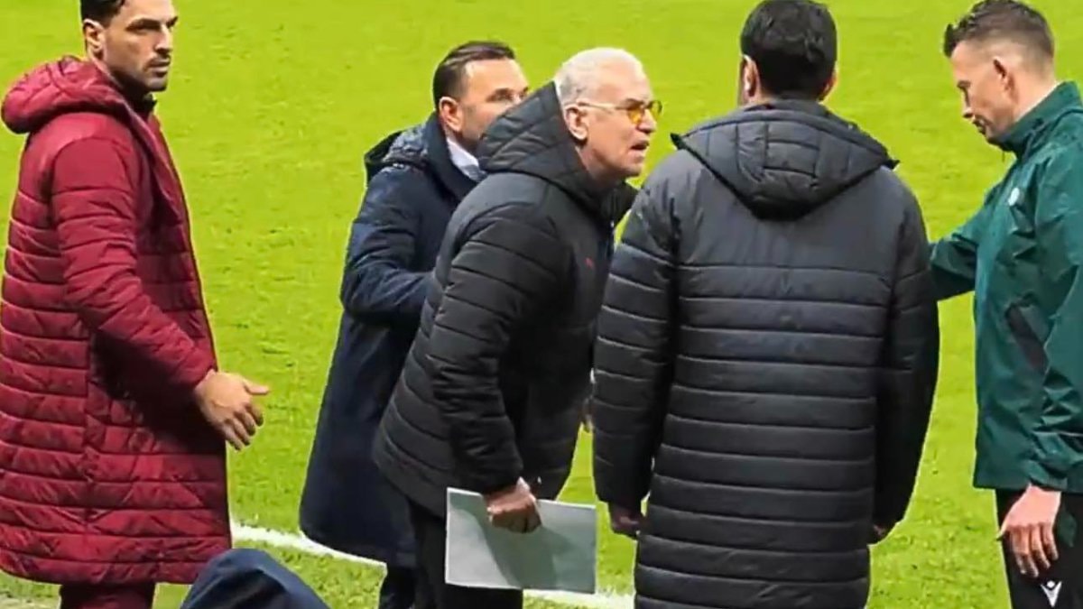 Okan Buruk’un gündem olan hareketi: Yardımcısını iterek dördüncü hakeme gönderdi