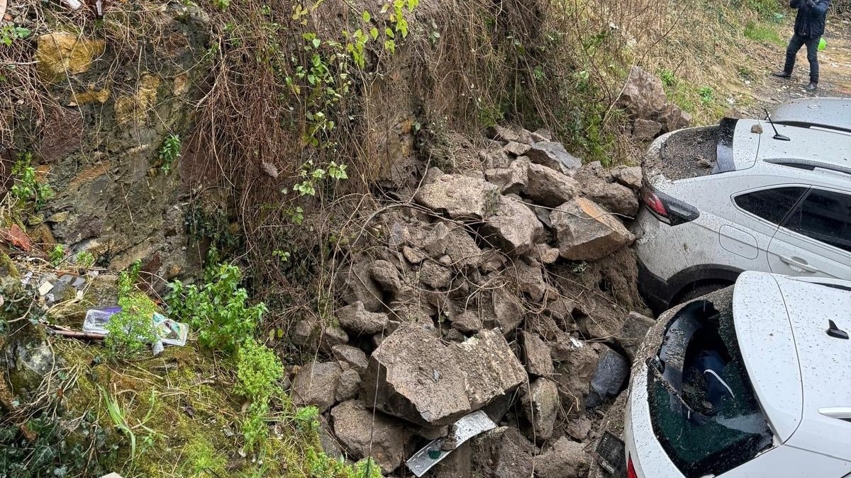 Ordu’da tarihi ev duvarı çöktü: Araçlar hasar gördü