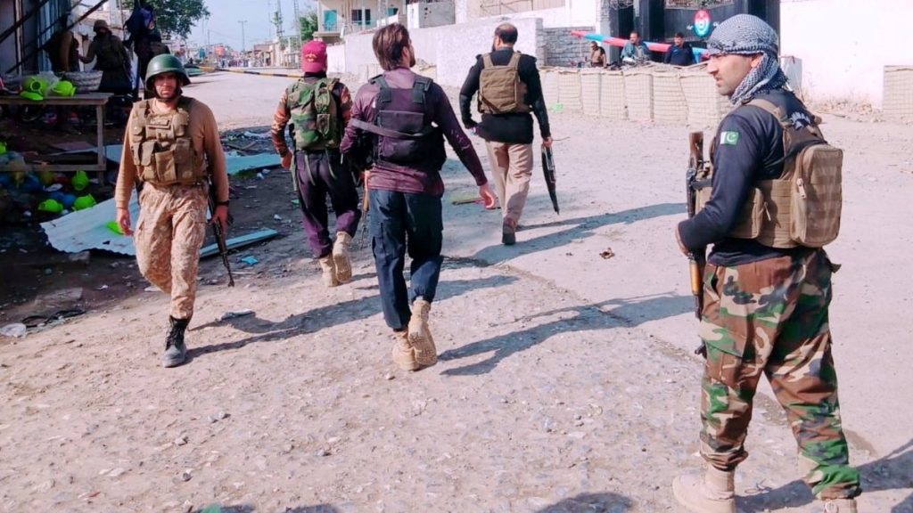 Pakistan’da bombalı saldırı: 12 ölü