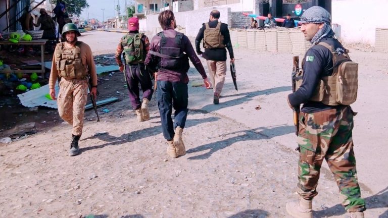 Pakistan’da bombalı saldırı: 12 ölü