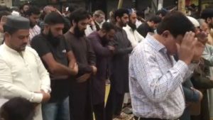 Pakistan’da cuma namazı emniyet ekipleri refakatinde kılındı