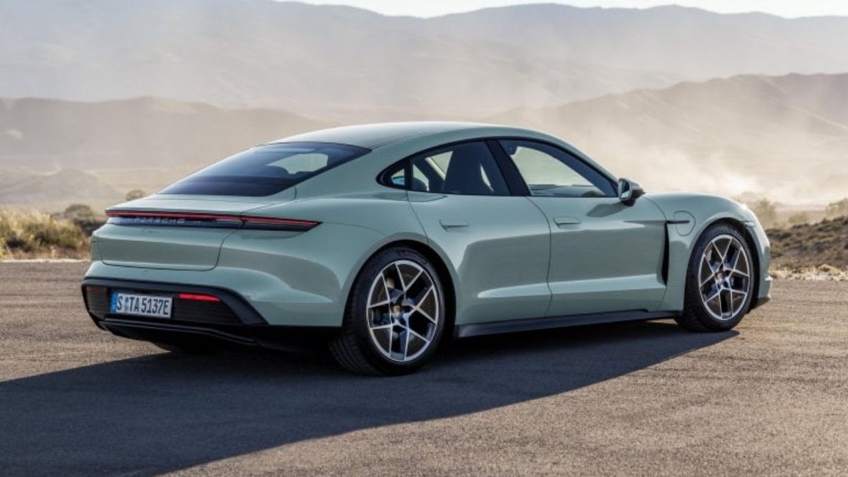 Porsche, elektrikli Taycan ile içten yanmalı Panamera modellerini birleştirecek