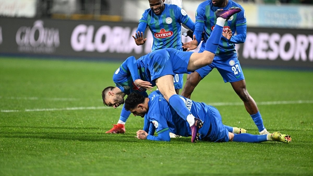 Rizesporlu futbolcular, Samet Akaydin’i gol attığına pişman etti