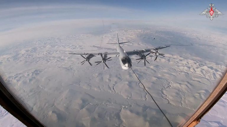 Rus bombardıman uçaklarından Bering Denizi üzerinde 14 saatlik uçuş