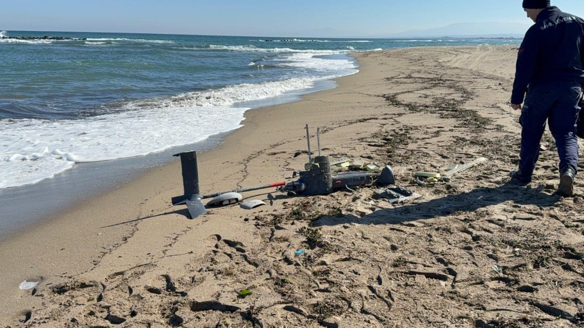 Sakarya sahilinde parçalanmış durumda olan bir İHA bulundu