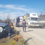 Sakarya’da tırla çarpışan otomobilin sürücüsü hayatını kaybetti