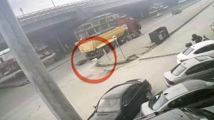 Samsun’da motosikletli, son anda tırın altından kurtuldu