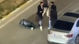 Şanlıurfa’da bir grup, sürücüyü arabadan indirip sopayla darbetti