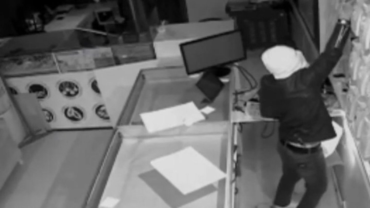 Şanlıurfa’da kuyumcu dükkanına giren hırsız, jandarmanın kararlı çalışmasıyla yakalandı