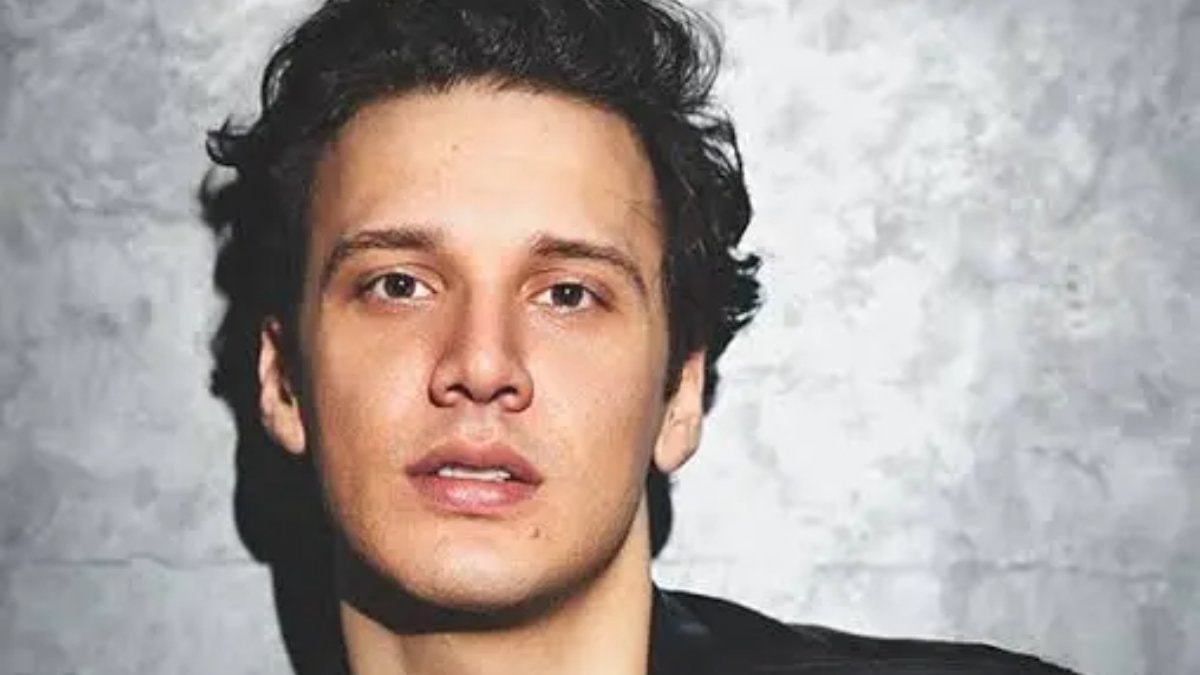 Şarkıcı Edis havaalanında gözaltına alındı