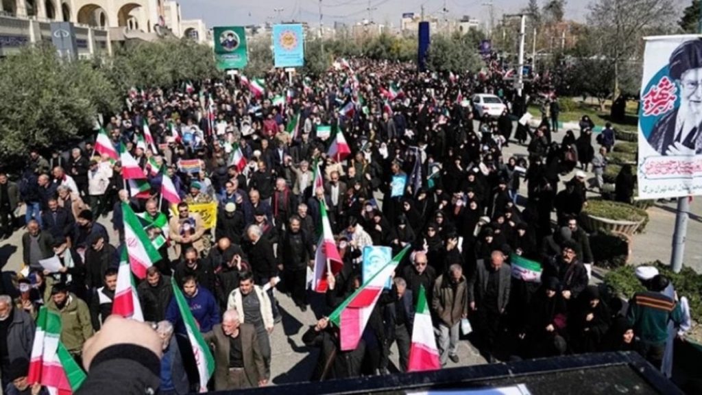 Savaşın gölgesindeki Tahran’da cuma namazı