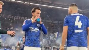 Schalke 04 oyuncuları, maç sırasında iftar yaptı