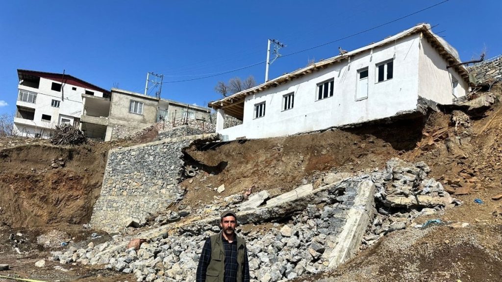 Şırnak’ta yağış nedeniyle istinat duvarı çökünce evin temeli ortaya çıktı