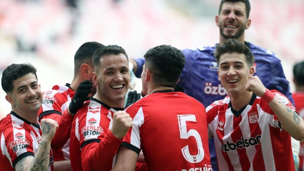 Sivasspor, Sakaryaspor’a 4 attı