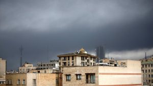 Tahran’da petrol depolarından yayılan kalıntılar siyah bir tabaka oluşturdu