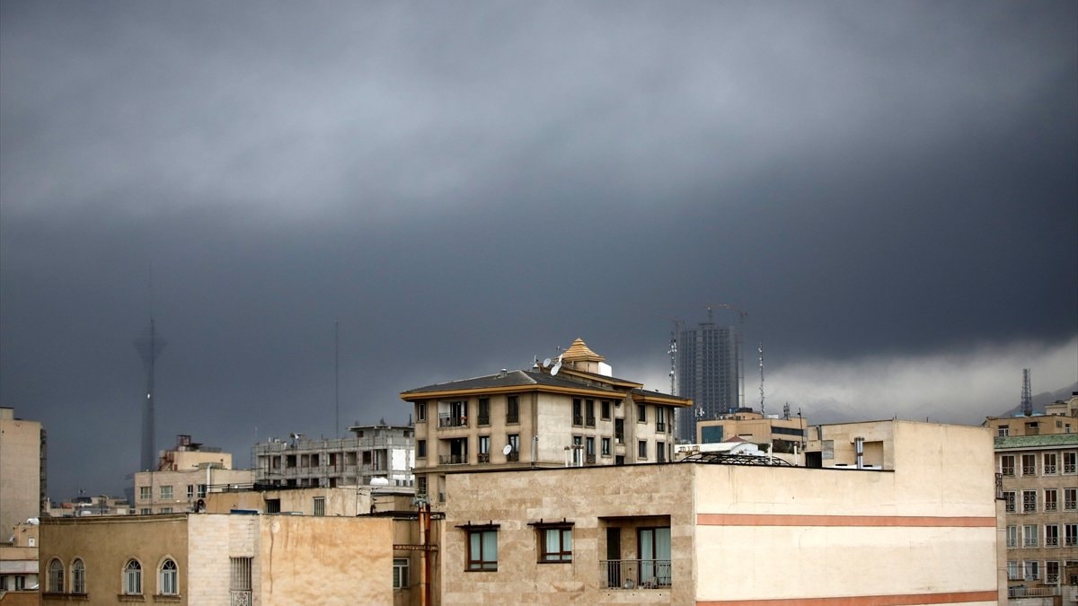 Tahran’da petrol depolarından yayılan kalıntılar siyah bir tabaka oluşturdu