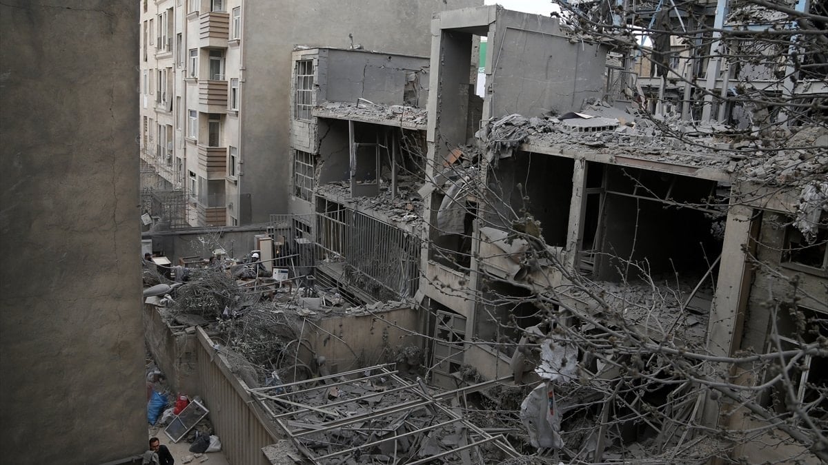 Tahran’ın Cevadiye ve Beryanek bölgelerindeki yıkım görüntülendi