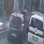 Tekirdağ’da ters yönden caddeye giren otomobille motosikletin çarpıştığı anlar kameraya yansıdı