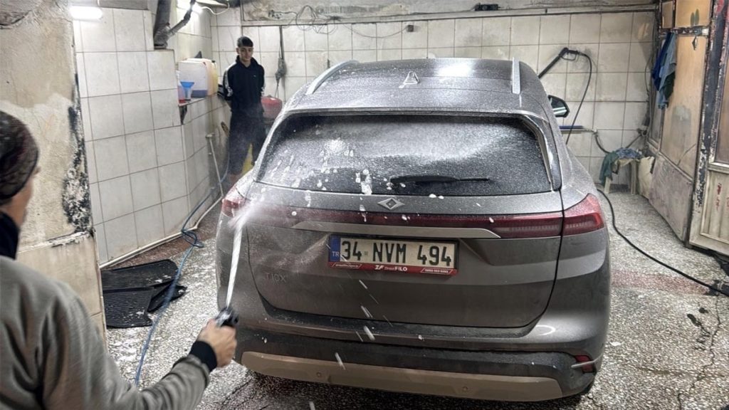 Tekirdağ’da toz taşınımı sonrası araçlar çamurla kaplandı