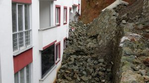 Trabzon’da istinat duvarı çöktü: 9 katlı binada hasar