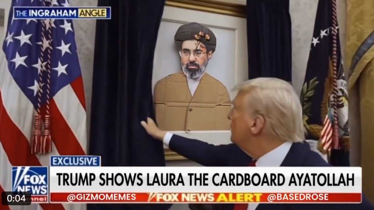 Trump, Mücteba Hamaney’in kartondan yapılmış portresini sergiliyor