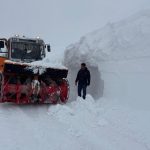 Tunceli’de ekiplerin yolları açmak için çalışması sürüyor